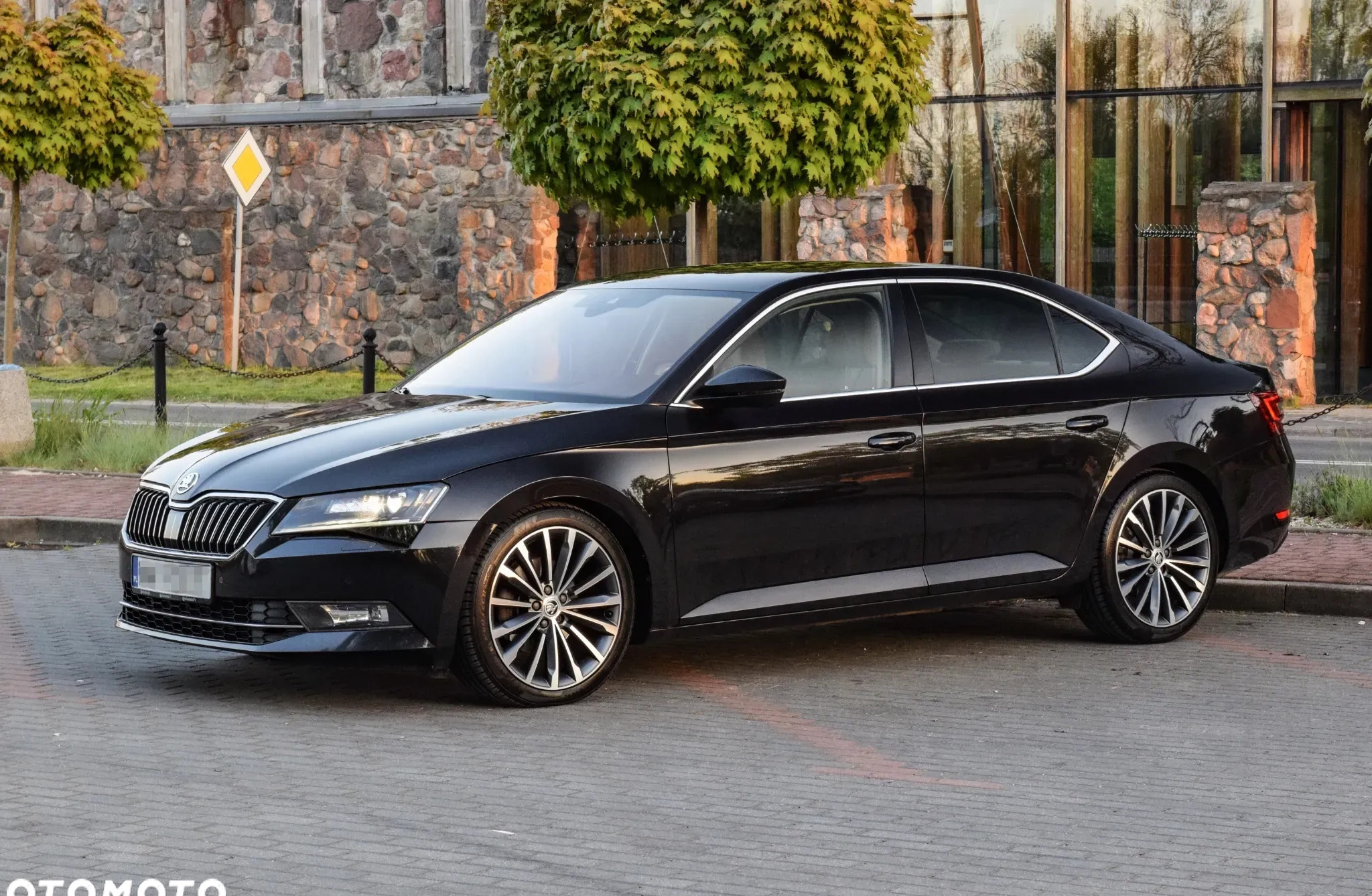 Skoda Superb cena 84900 przebieg: 200000, rok produkcji 2018 z Sochaczew małe 742